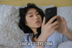 Aplicaciones de citas: Mujer Aplicaciones de citas: Mujer utilizando su celular para conocer personas nuevas desde un sitio web.