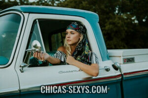 Chicas sexy: mujer joven Chicas sexy: mujeres jóvenes les encanta conocer el mundo. Quieren vivir su vida y disfrutar. En la imagen vemos una chica con este deseo. Esta lista para ir de viaje. Una actitud sexy, especialmente para hombres mayores.