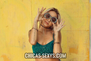 Chicas sexy: Chica joven Chicas sexy: La edad determina si una mujer es sexy o no. Se debe a los rasgos exteriores, pero también es por la actitud. En la imagen vemos a una mujer joven, una chica sexy con un estilo atrevido, femenino, pero sensual y elegante.