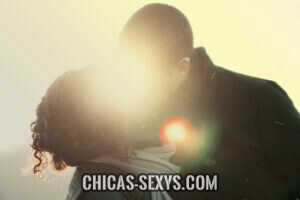 Chicas sexy: relación Chicas sexy: Ser la pareja de una chica joven es espectacular. Los momentos íntimos son más intensos y apasionados. La imagen muestra cómo podría ser un momento así. Un beso apasionado e inolvidable, durante el atardecer.
