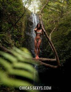 Consejos para hombres: Una mujer en bikini posando para una foto en el medio de la jungla. La pareja perfecta para vivir nuevas experiencias y disfrutar de la vida. 