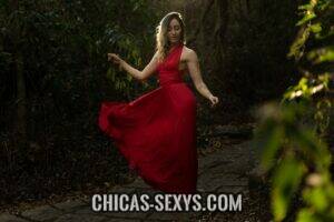 Problemas de pareja: Mujer hermosa bailando en un vestido rojo y disfrutando de su vida sin problemas. 